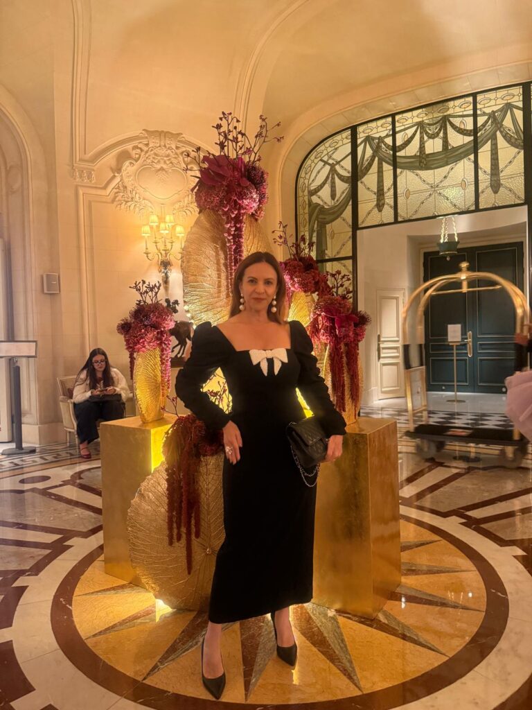 Laine Furtado celebra 30 anos da Revista Linha Aberta na Paris Fashion Week