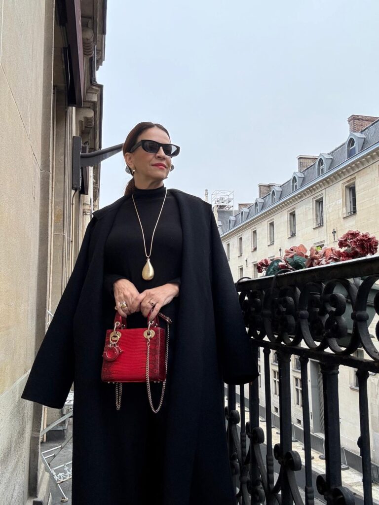 Laine Furtado celebra 30 anos da Revista Linha Aberta na Paris Fashion Week