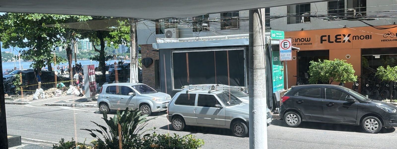Moradores de Icaraí defendem preservação de calçada ajardinada e banca de jornal tradicional