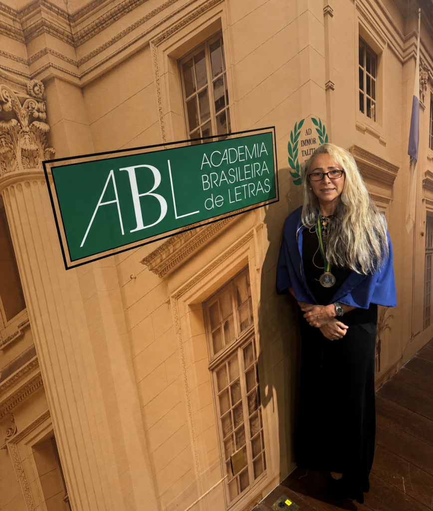 Claudia Cataldi recebe medalha da Academia Brasileira de Letras