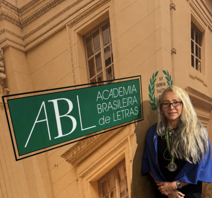 Claudia Cataldi recebe medalha da Academia Brasileira de Letras