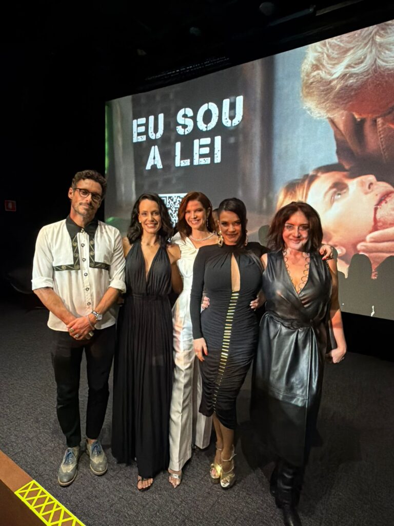 A noite do feriado de 1&ordm; de maio foi marcada por prest&iacute;gio e celebra&ccedil;&atilde;o no Museu da Imagem e do Som (MIS), que recebeu a pr&eacute;-estreia do longa &ldquo;Eu Sou a Lei&rdquo;. Entre os destaques da noite, a atriz Fernanda Arraes celebrou mais um importante momento de sua carreira em ascens&atilde;o. No filme, Fernanda d&aacute; vida a &Acirc;ngela, uma rep&oacute;rter investigativa, papel que refor&ccedil;a sua versatilidade e presen&ccedil;a em cena. A atriz, que vem conquistando espa&ccedil;o de forma consistente, iniciou sua trajet&oacute;ria art&iacute;stica de maneira inusitada, ap&oacute;s receber um convite da produtora Carolina Brasil para integrar o elenco do longa &ldquo;Senhoras&rdquo; com in&iacute;cio de filmagens em curto prazo. Mesmo diante do desafio, aceitou o papel e contracenou com nomes consagrados como N&iacute;vea Maria e Zez&eacute; Motta. Determinada, mergulhou na prepara&ccedil;&atilde;o f&iacute;sica e art&iacute;stica, treinando intensamente para dar vida &agrave; personagem. De 2024 at&eacute; agora, sua carreira ganhou for&ccedil;a. Entre cursos de artes c&ecirc;nicas, aulas de orat&oacute;ria e prepara&ccedil;&atilde;o em dramaturgia, Fernanda j&aacute; soma tr&ecirc;s longas e uma s&eacute;rie internacional. Entre eles, &ldquo;Deixa-me Viver&rdquo;, filme produzido por M&ocirc;nica Carvalho e dirigido por Walther Neto, no qual atuou ao lado de Humberto Martins. A produ&ccedil;&atilde;o ter&aacute; sua premi&egrave;re no March&eacute; du Film, ampliando ainda mais o alcance internacional do trabalho da atriz. Fernanda tamb&eacute;m integra o elenco da s&eacute;rie americana &ldquo;The Bay&rdquo;, ao lado de Kym Whitley, e acaba de concluir o longa &ldquo;Tramas Digitais&rdquo;, dirigido por Miguel Rodrigues, no qual interpreta tr&ecirc;s personagens distintos. A pr&eacute;-estreia de &ldquo;Eu Sou a Lei&rdquo; marca apenas mais um cap&iacute;tulo de uma trajet&oacute;ria promissora. O filme chamou aten&ccedil;&atilde;o pelo roteiro envolvente e pelas atua&ccedil;&otilde;es marcantes, com Oscar Magrini no papel principal, sob a dire&ccedil;&atilde;o do talentoso Miguel Rodrigues. O evento reuniu diversas personalidades do meio art&iacute;stico e refor&ccedil;ou: Fernanda Arraes &eacute; um nome em evid&ecirc;ncia no cinema contempor&acirc;neo.