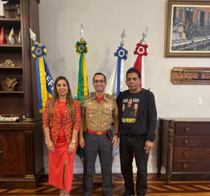 Giselle Monteiro entrega novos capacetes e reforça a segurança dos Bombeiros